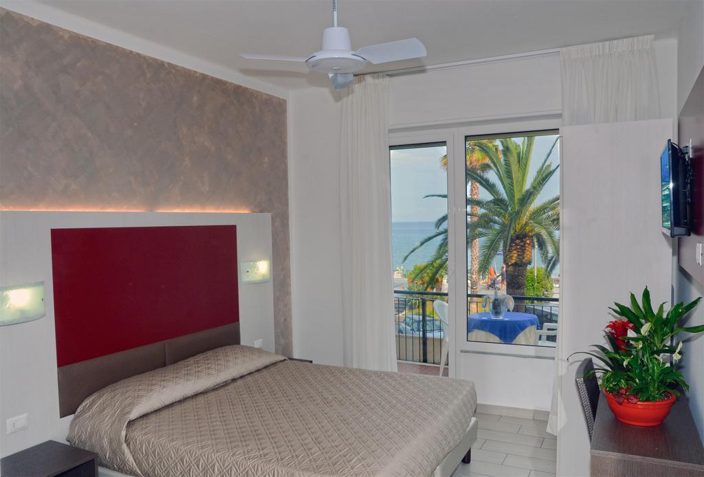 Hotel Lido Mazzini Loano Quarto foto